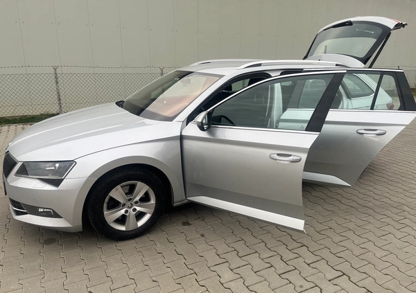 Skoda Superb cena 69900 przebieg: 142000, rok produkcji 2017 z Rymanów małe 466